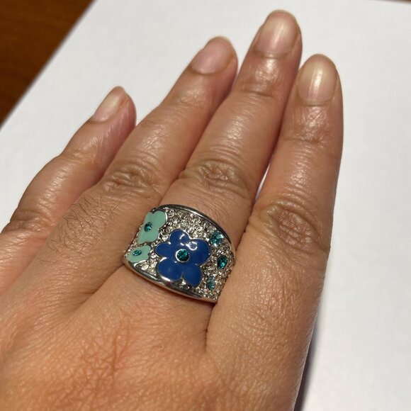 Vintage Style and NEW: Sterling Silver Flower Ring - Picture 1 of 4